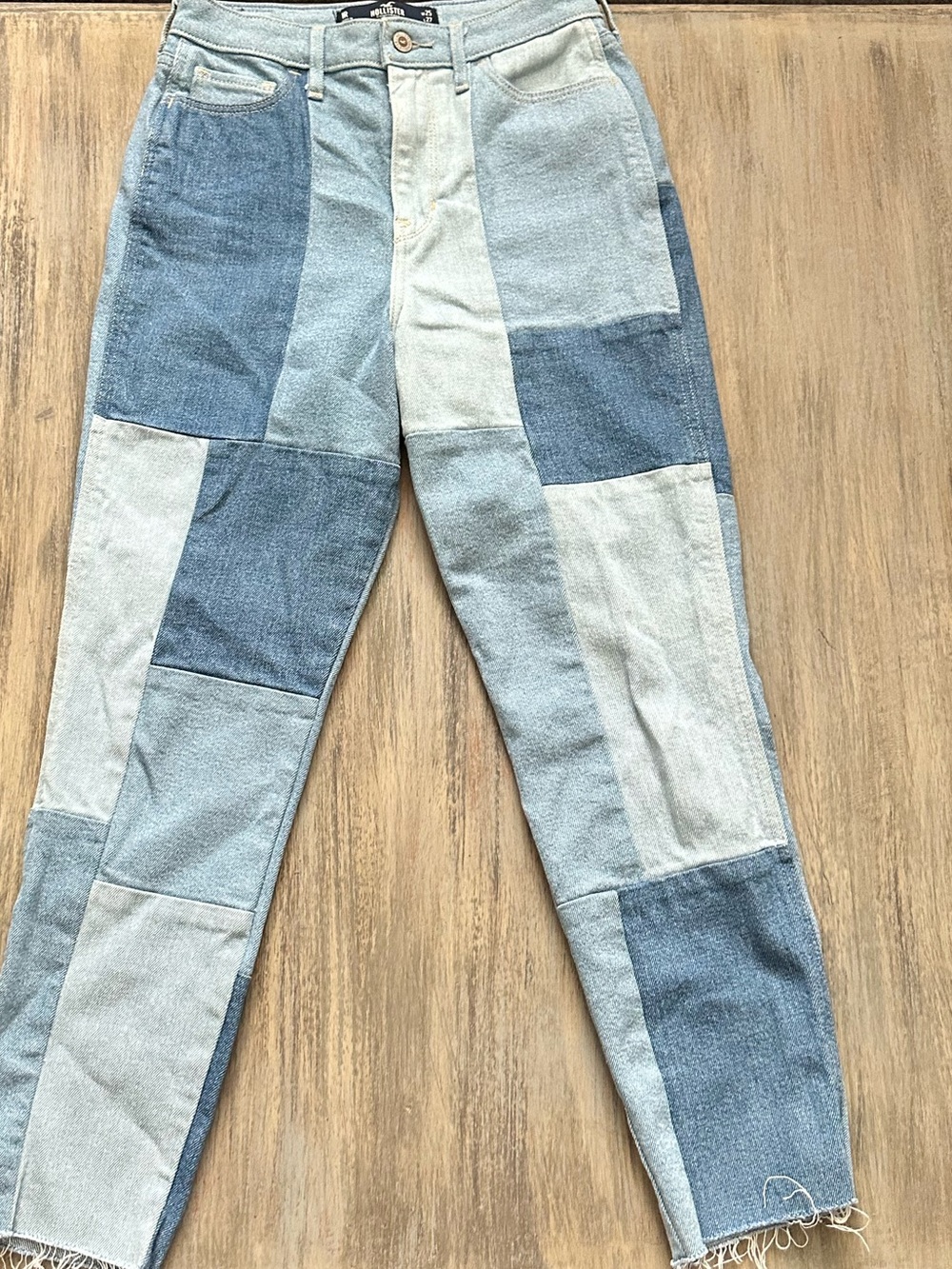 Hollister Women’s Patchwork Two-Tone High Rise Mom Jeans - Picture 6 of 9